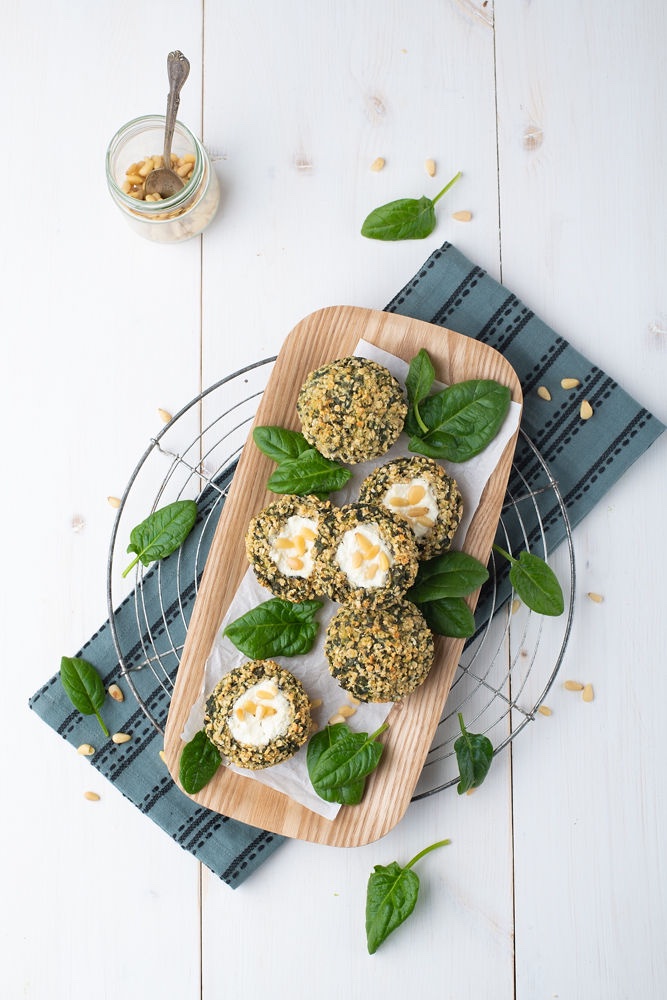 PooleyEmma's tweet photo. I have a question for you. Might sound weird, but here it is:
What colour does savoury taste like?

Green? 

#oattojoy #cyclingsnacks
#newrecipe  #recipebook https://t.co/M4sKkEOSw2