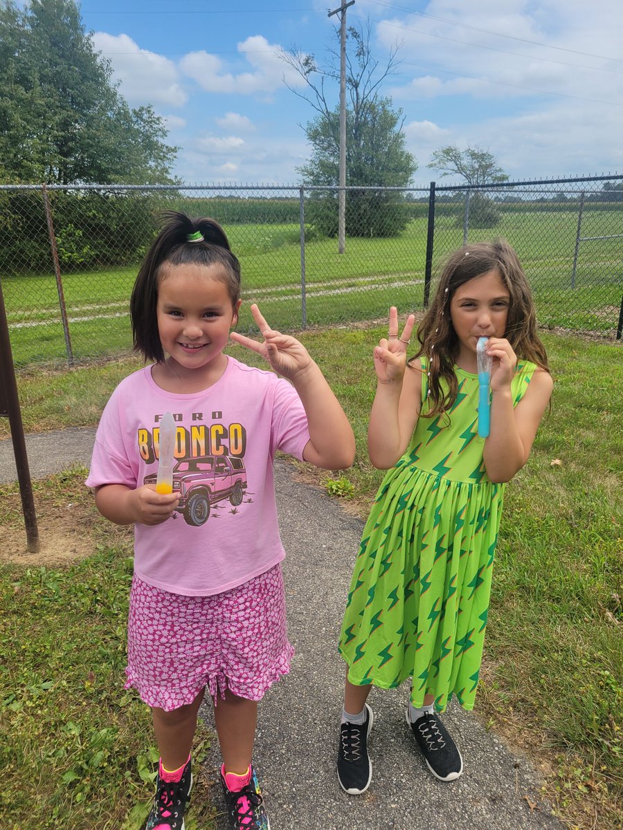 teach12ele's tweet photo. Popsicles on the playground!! 
@BWE_Principal @MrsGrahamBWE @SouthernHancock @NewPalAsstSup https://t.co/zoA78X3etB