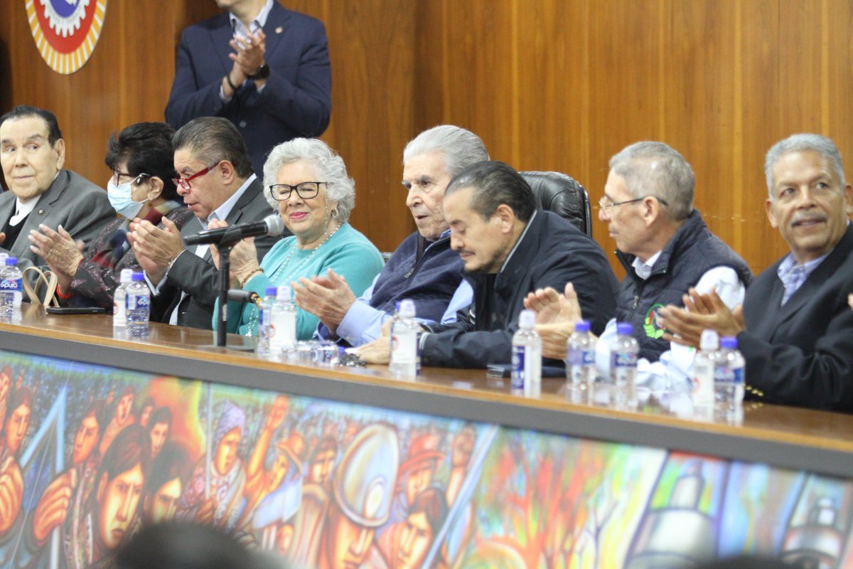 CTM_MX's tweet photo. 🚌👧 Hoy, con la presencia de nuestro Secretario General, el Senador @CarlosAceves_, recibimos con alegría a los hijos de nuestros compañeros del Sindicato Único de Automovilistas de Jalisco, quienes participan en la inspiradora excursión “Caminos de la Insurgencia”. https://t.co/QqNPxMrDuJ