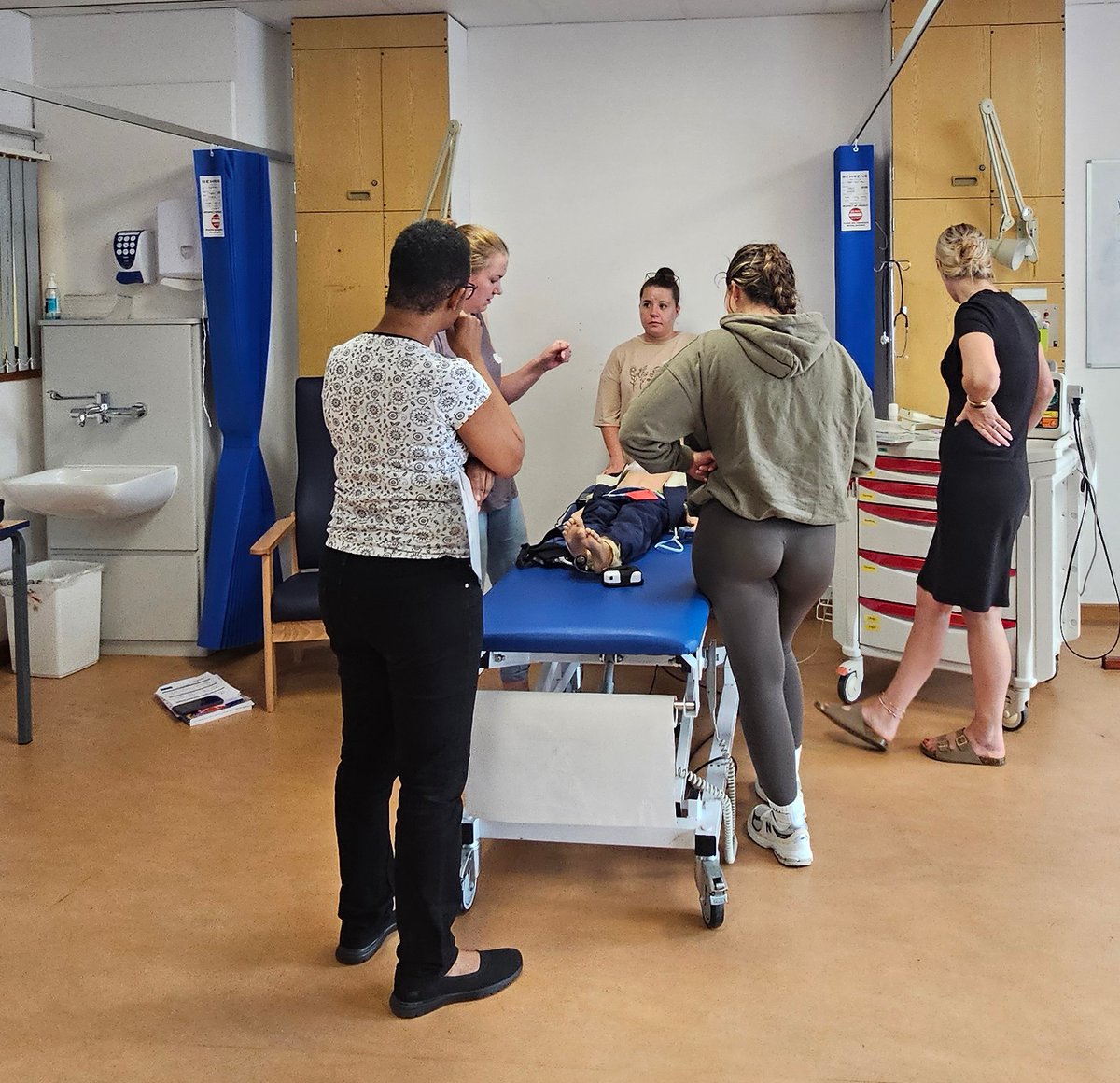 claretwiggpeckh's tweet photo. @UHMBT #PLS @_ALSG_ Putting it all together in the simulations #welldoneeveryone  #confidencebuilding #structuredapproach #removethefearfactor #simulationlearning thankyou @Resus_UHMBT https://t.co/uB3e9b4Vx1