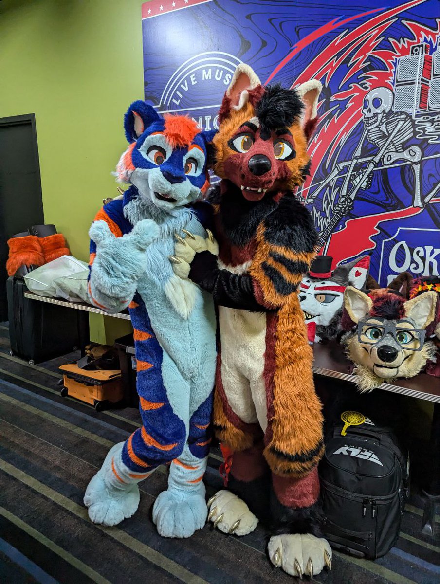 Happy #FursuitFriday with the cutie <a href="/K1ngYeen/">Dom & Nick</a> from the recently restarted local bowling event. :D so lucky so have so many events and fuzzies here