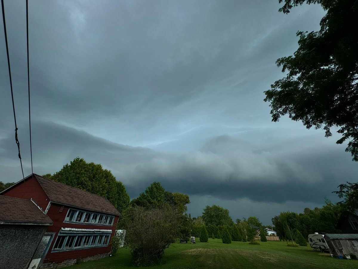 44Nmedia's tweet photo. View from Southampton, ON a bit ago #ONstorm https://t.co/SlQmFkjcy6
