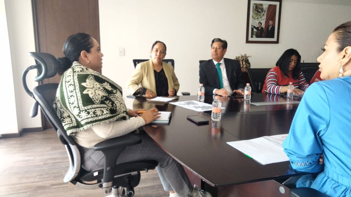 PROESPAHgo's tweet photo. El titular de la #Proespa, Hugo Cortés Osorno, junto con la titular de la @medioambiente_H, Mony Mixtega, sostuvieron una reunión con la Secretaria de Medio Ambiente y Desarrollo Sostenible del Estado de México, @alhely_arronis. https://t.co/VRaswbiwio