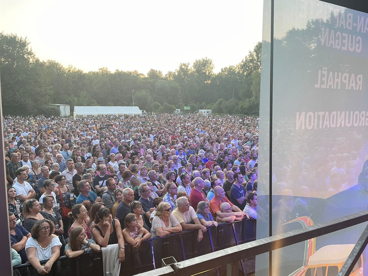 🎤 Avant-dernier concert du festival « Les Heures Vagabondes de la #Vienne » avec Raphaël à #Moncontour !

Merci au public d’avoir répondu présent ! 🤩🔥