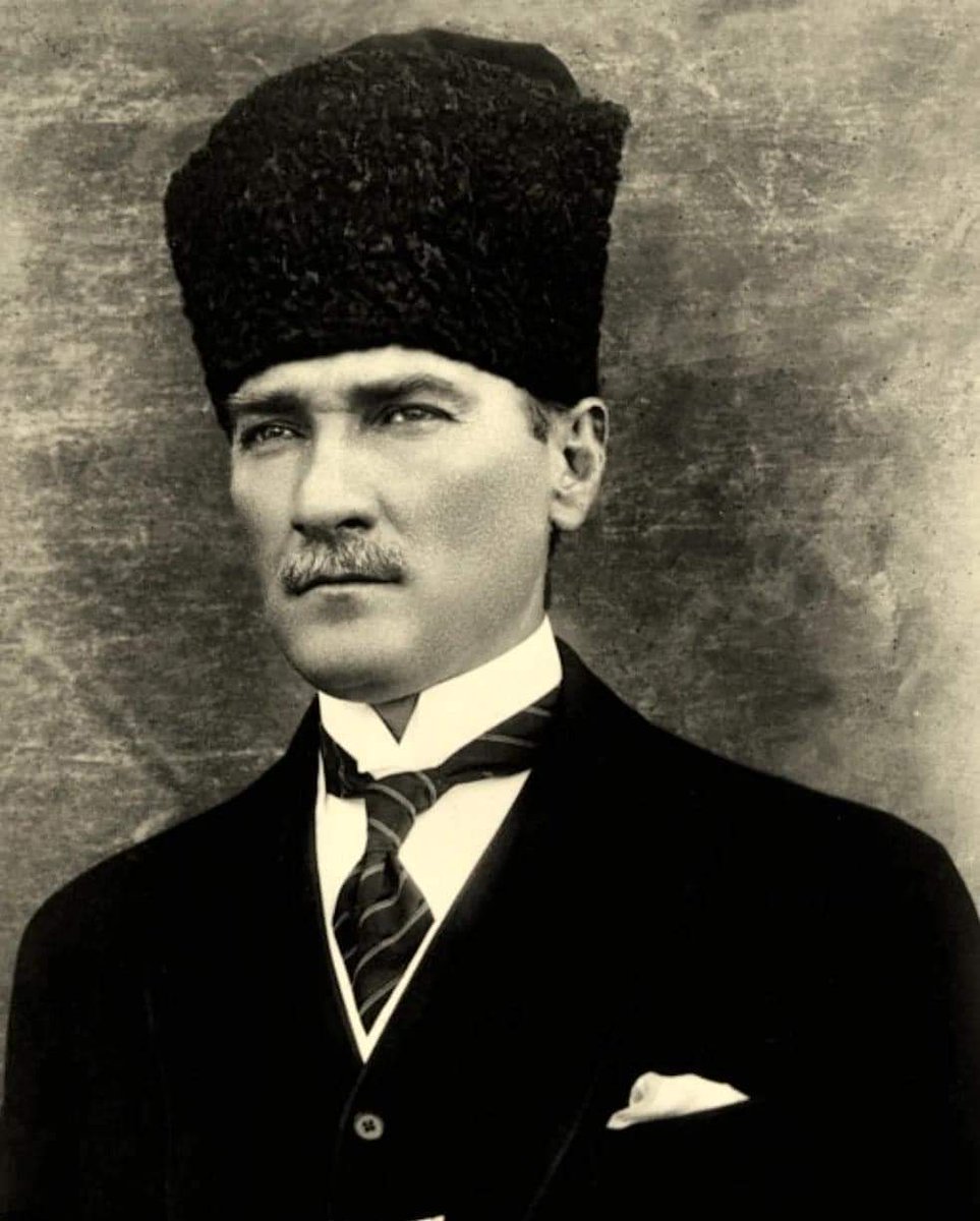 Bugün dünya yakışıklılar günü ; o zaman gelsin  dünyanın en yakışıklısı ♥️❤❤🥰🥰🥰