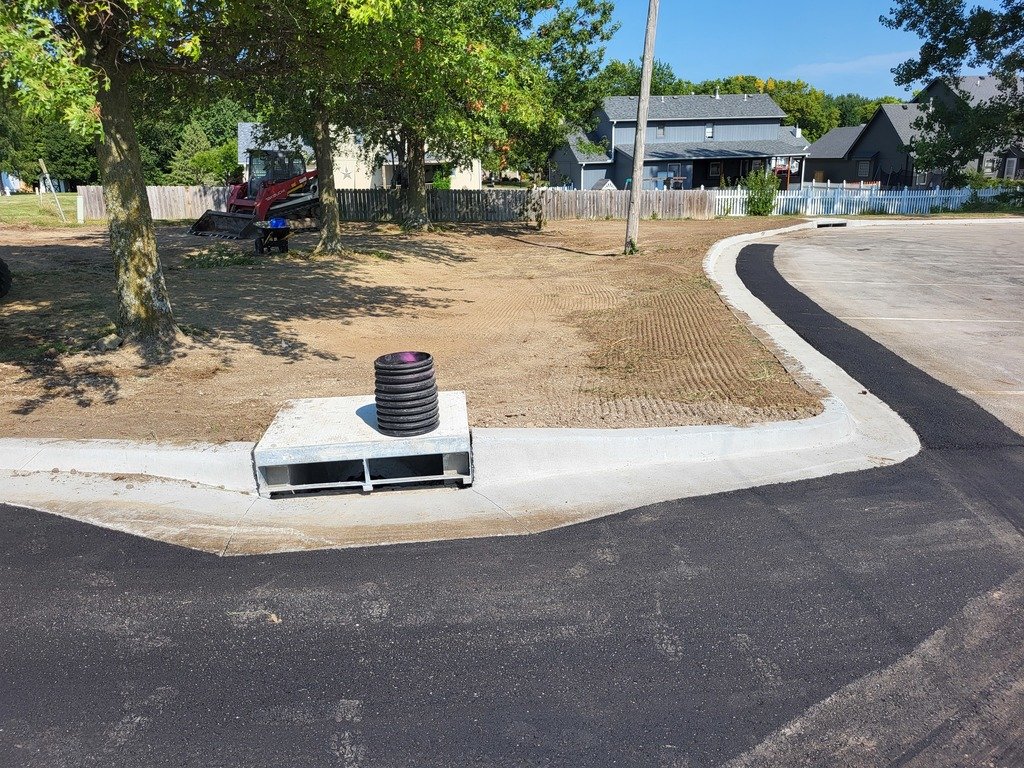 LawsonGoCards's tweet photo. Our HS/MS Parking Lot Paving, Sealing, and Storm Drainage projects are nearing completion. #WeAreLawson #BondProjects https://t.co/8nlMKV72Su