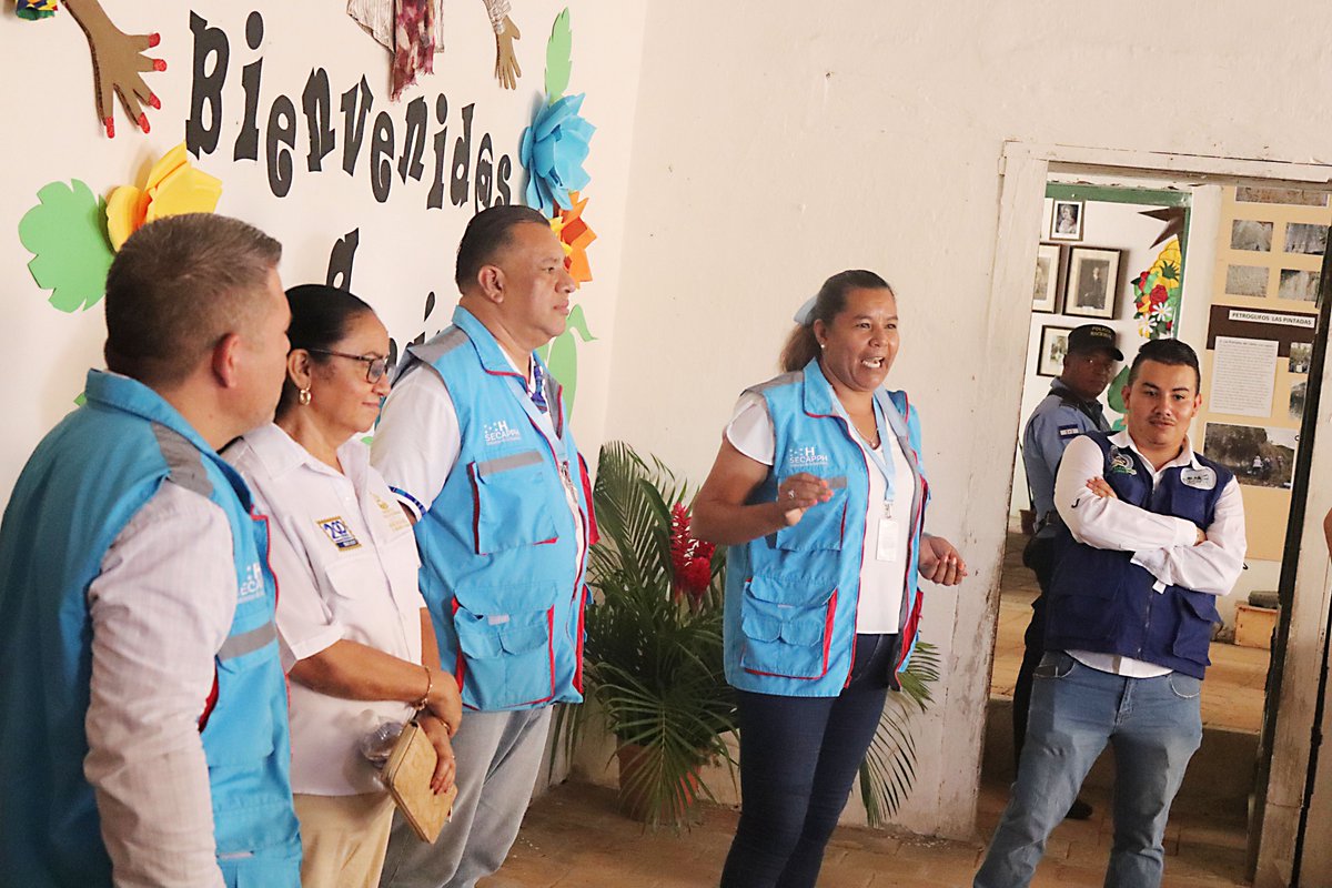 ADenHonduras's tweet photo. Funcionarios de la Casa de Cultura de Yuscarán, El Paraíso dando la bienvenida a los miembros de la Asociación de Diplomáticos en Honduras. https://t.co/LDqwO9wkXf