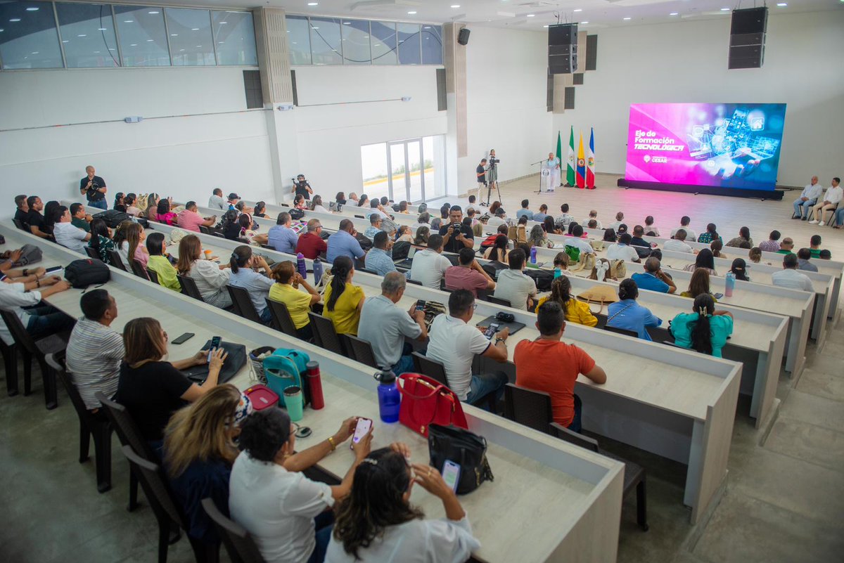 GobdelCesar's tweet photo. ¡Seguimos la marcha hacía el desarrollo de un sistema de innovación tecnológico en las instituciones educativas en el Cesar!

Hoy, 140 docentes iniciaron un ciclo de capacitaciones, para el uso y apropiación de las Tecnologías de la Información y la Comunicación - TIC https://t.co/V7HrQJw0Sm