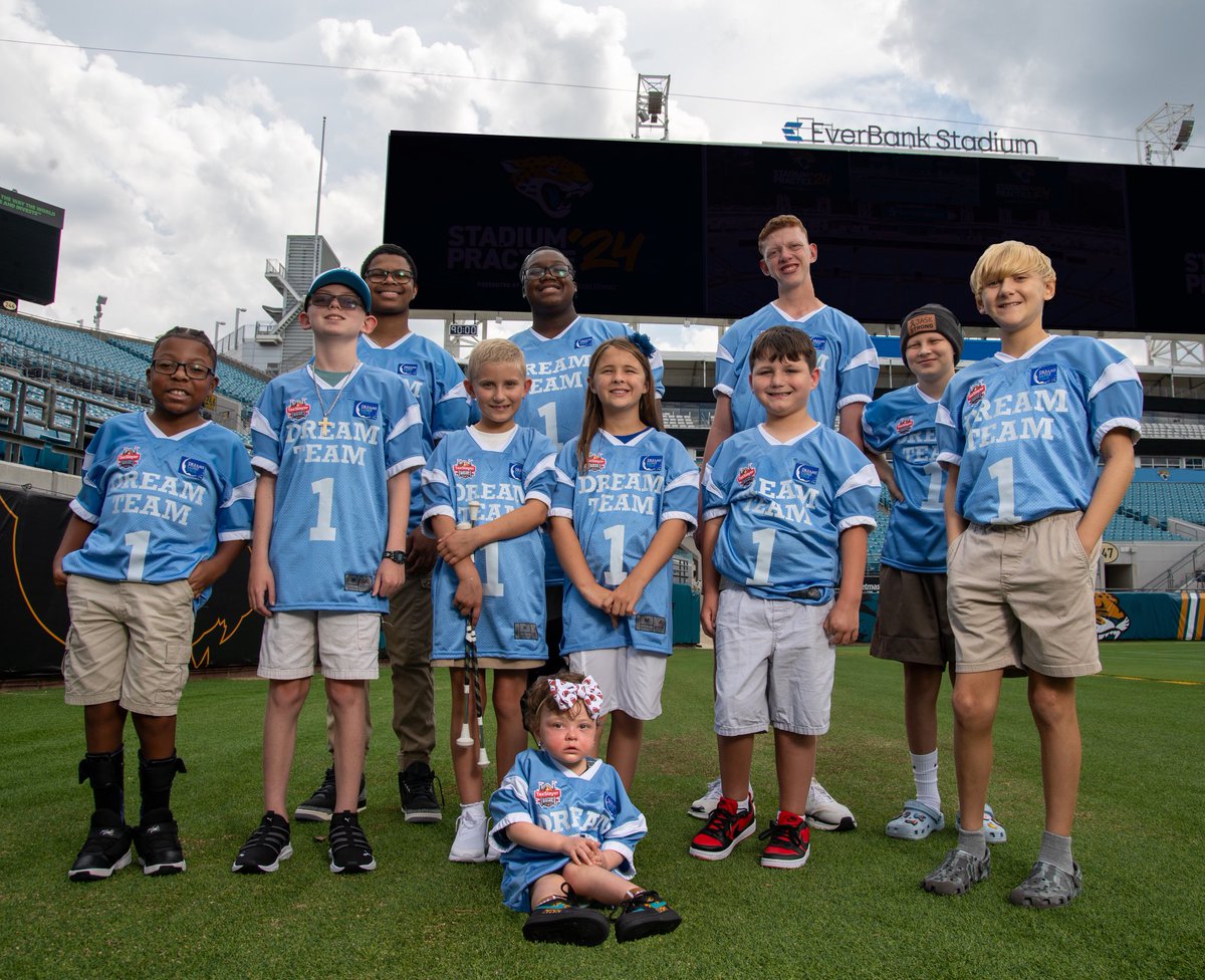 taxslayerbowl's tweet photo. Introducing… the 2024 TaxSlayer Gator Bowl Dream Team presented by @firstcitizens ✨🏈👏

We cannot wait to introduce you to these incredible @DCTJAX kids throughout college football season! https://t.co/lYUv0JLJG9