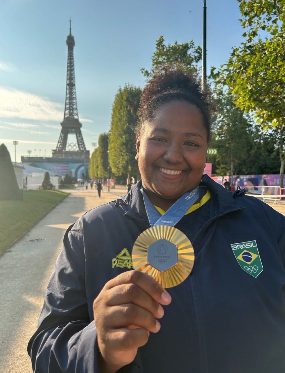 choquei's tweet photo. Beatriz Souza em nova foto com a sua medalha de ouro! 🏅❤️🇧🇷 #Paris2024 #JogosOlímpicos https://t.co/sx5NWdgkqM