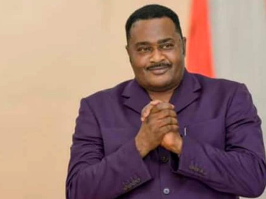 benbabunga's tweet photo. Jean-Pierre ONDEKANE INKALE

Il a 36 ans ce 2 août 1998, lorsqu'il décide de tourner le dos au Président Laurent-Désiré Kabila et de rallier la rébellion du RCD. Il était basé à Goma, à la tête de la 10è Brigade, une des meilleures unités que Laurent-Désiré Kabila venait de mettre sur pied, dans le cadre de sa nouvelle armée, les Forces Armées Congolaises (FAC). En août 1998, Jean-Pierre Ondekane affirmait disposer de 50.000 hommes dans le Kivu, notamment son propre bataillon du Nord-Kivu (composé d'environ 14.000 soldats), et d'autres éléments d'une autre importante Brigade envoyée par Kinshasa (la 12è Brigade) stationnée dans le Sud-Kivu. La perte de ces deux brigades (la 10è et la 12è) fut donc un coup dur pour le Président Laurent-Désiré Kabila.  

Jean-Pierre Ondekane sera désigné Chef d'État-Major Général et Commandant en chef des Opérations de la rébellion du RCD (baptisée "Armée Nationale Congolaise", ANC). Lors de la première scission qui intervient au sein du mouvement en 1999, Jean-Pierre Ondekane est désigné 1er Vice-président du RCD (avec Moïse Nyarugabo comme 2è Vice-président), et gardera le commandement militaire du mouvement. 

Lors de la transition politique (2003), il est élevé au grade de Général de Brigade, puis nommé Ministre de la Défense nationale du gouvernement de transition (composante RCD), poste qu'il occupera jusqu'en 2006.

En mai 2020, âge de 58 ans, il est envoyé à la retraite par le Président Félix Tshisekedi.