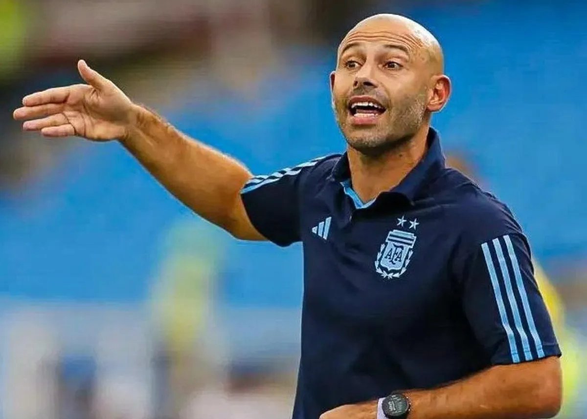 ESTE PELOTUDO IBA PERDIENDO CONTRA FRANCIA Y NO TUVO UNA MEJOR IDEA QUE METER UN LATERAL IZQUIERDO  A LOS 25 MINUTOS SACÓ A ESE MISMO LATERAL IZQUIERDO PARA TERMINAR JUGANDO CON TRIPLE 9 TAS PINTADO MASCHERANO
