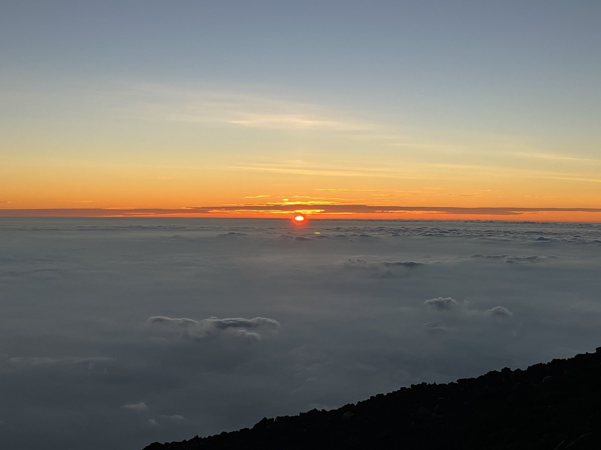 kappy2000mg's tweet photo. お久しぶりです
富士山頂上からおはようございます☀ https://t.co/LCttDfhPxK