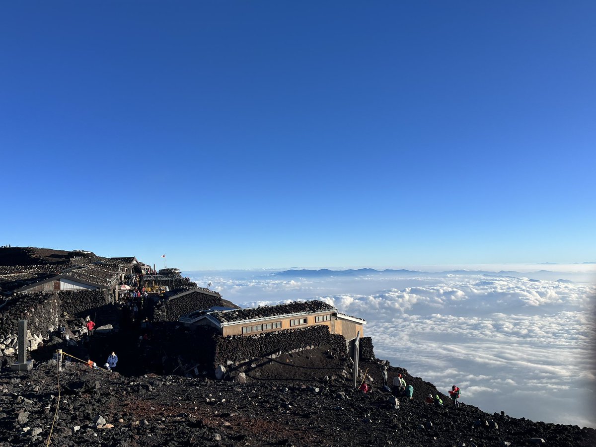 kappy2000mg's tweet photo. お久しぶりです
富士山頂上からおはようございます☀ https://t.co/LCttDfhPxK