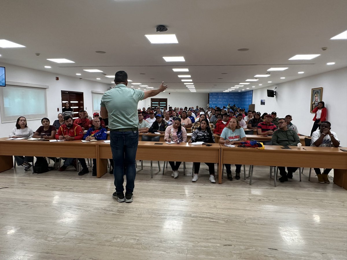 Jateranoficial's tweet photo. ¡La Guaira marcha por la paz! Hoy sostuvimos una extraordinaria reunión con las estructuras del Equipo Político Regional del PSUV La Guaira y de la Jpsuv del estado a fin de ultimar los detalles de lo que será la hermosa movilización que tenemos prevista para mañana sábado https://t.co/uJ6rm3UYG2