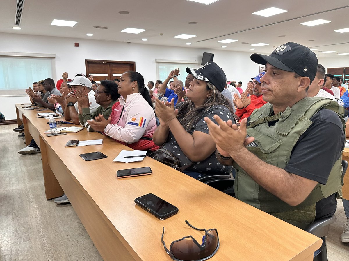 Jateranoficial's tweet photo. ¡La Guaira marcha por la paz! Hoy sostuvimos una extraordinaria reunión con las estructuras del Equipo Político Regional del PSUV La Guaira y de la Jpsuv del estado a fin de ultimar los detalles de lo que será la hermosa movilización que tenemos prevista para mañana sábado https://t.co/uJ6rm3UYG2