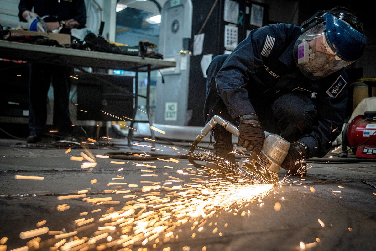 USNavy's tweet photo. #USNavyPhotosoftheDay:
1️⃣ #VFA136 #FLTOPS aboard @USSHARRYSTRUMAN @US2ndFleet
2️⃣ Deckplate maintenance aboard #USSNimitz @US3rdFleet
3️⃣ #HSM71 and #HSC14 operate from @CVN_72 @US7thFleet
4️⃣ GSEFN Moon catches a fish during Seattle Fleet Week #Seafair
👉 https://t.co/aZddB6hxYf https://t.co/9CqQKIQqIh