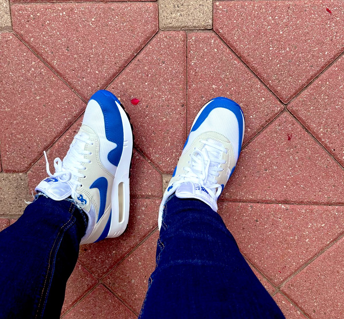 dj_ivanakent's tweet photo. #kotd #nikeairmax #nike @nikestore @Nike #FVV #FredVanVleet
Wore the blue and white AMs with the red hoodie… I’m saving the red and white AMs for a future time and place https://t.co/V1UexiOr9Z