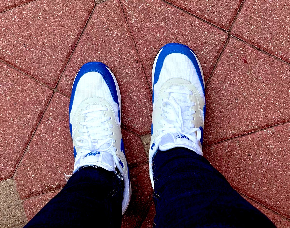 dj_ivanakent's tweet photo. #kotd #nikeairmax #nike @nikestore @Nike #FVV #FredVanVleet
Wore the blue and white AMs with the red hoodie… I’m saving the red and white AMs for a future time and place https://t.co/V1UexiOr9Z