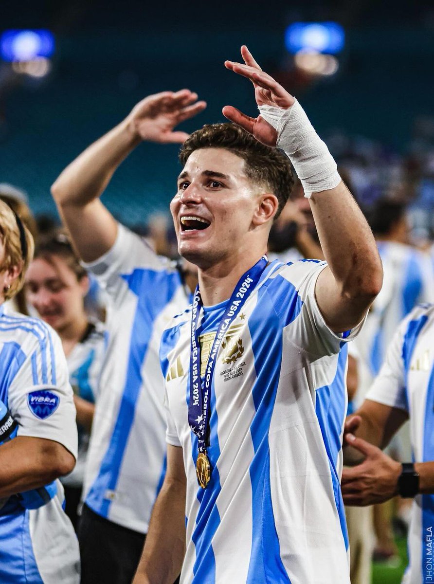 Aguama255's tweet photo. El tipo jugó 70 partidos en la temporada, se corrió la vida todo el año, y aún así decidió ir a los Olímpicos porque quería seguir dándonos alegrías sacrificando su descanso.
Da todo y más por los colores y por eso se merece siempre lo mejor.  
Te amo Julián ❤️ https://t.co/n5uWIAoxfD