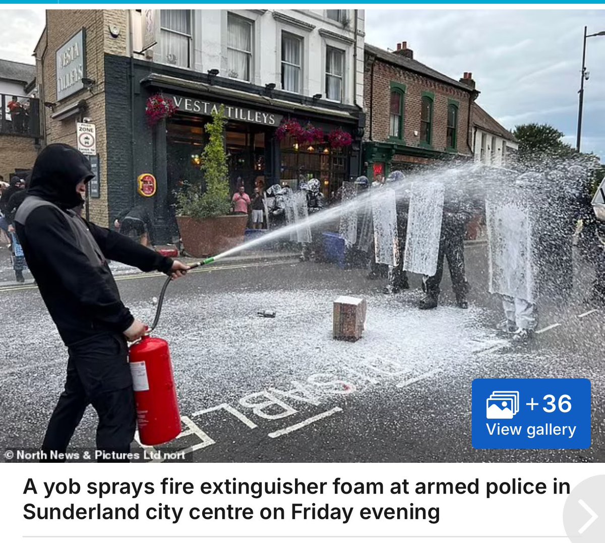 usa_league's tweet photo. Same news outlet using different adjective (yob v man) for participants in similar unrest.  Sunderland (left) v Harehills (right). #twotier https://t.co/m7eefzSSx7