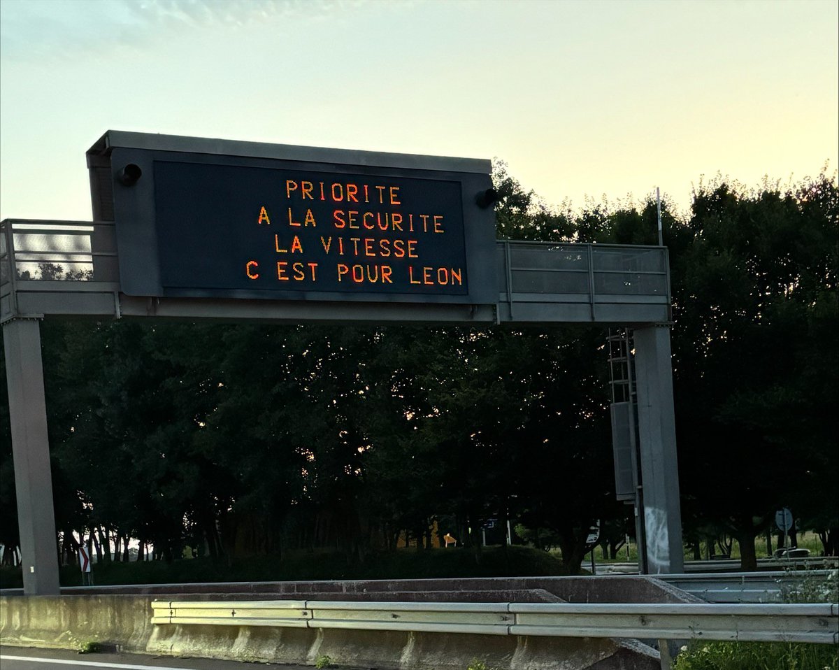 sanef_groupe's tweet image. Le groupe Sanef derrière les athlètes français 👏 et ça se voit !
Message clin d’œil ce soir sur nos panneaux à messages variables, mais toujours en #securite 😉