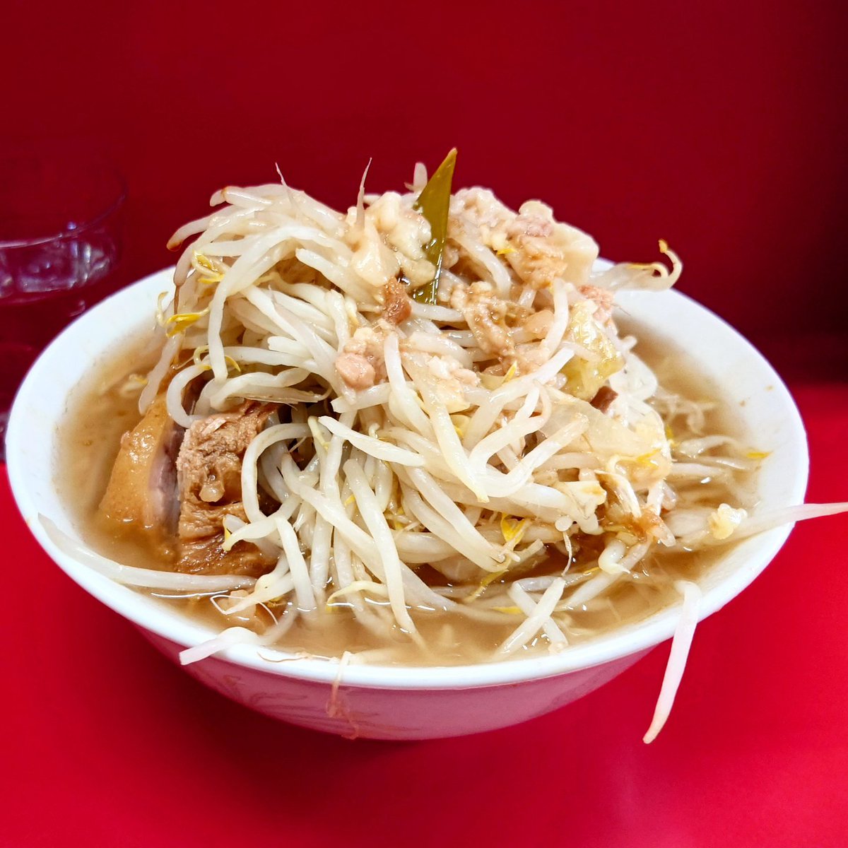26like2022's tweet photo. ラーメン二郎　三田本店🍜

小豚ラーメン、アブラ、カラメ、麺少な目

2024年7月訪問😊😌

ラーメンはギュチ目の豚が5個くらい入ってる🥰
スープは液体アブラ多めの微乳化、少し豚の味が弱かったかも😌

#ラーメン二郎 #二郎 #二郎系 #ラーメン好きな人と繋がりたい #ラーメン #ラーメン二郎三田本店 https://t.co/KlF4Uamvtu