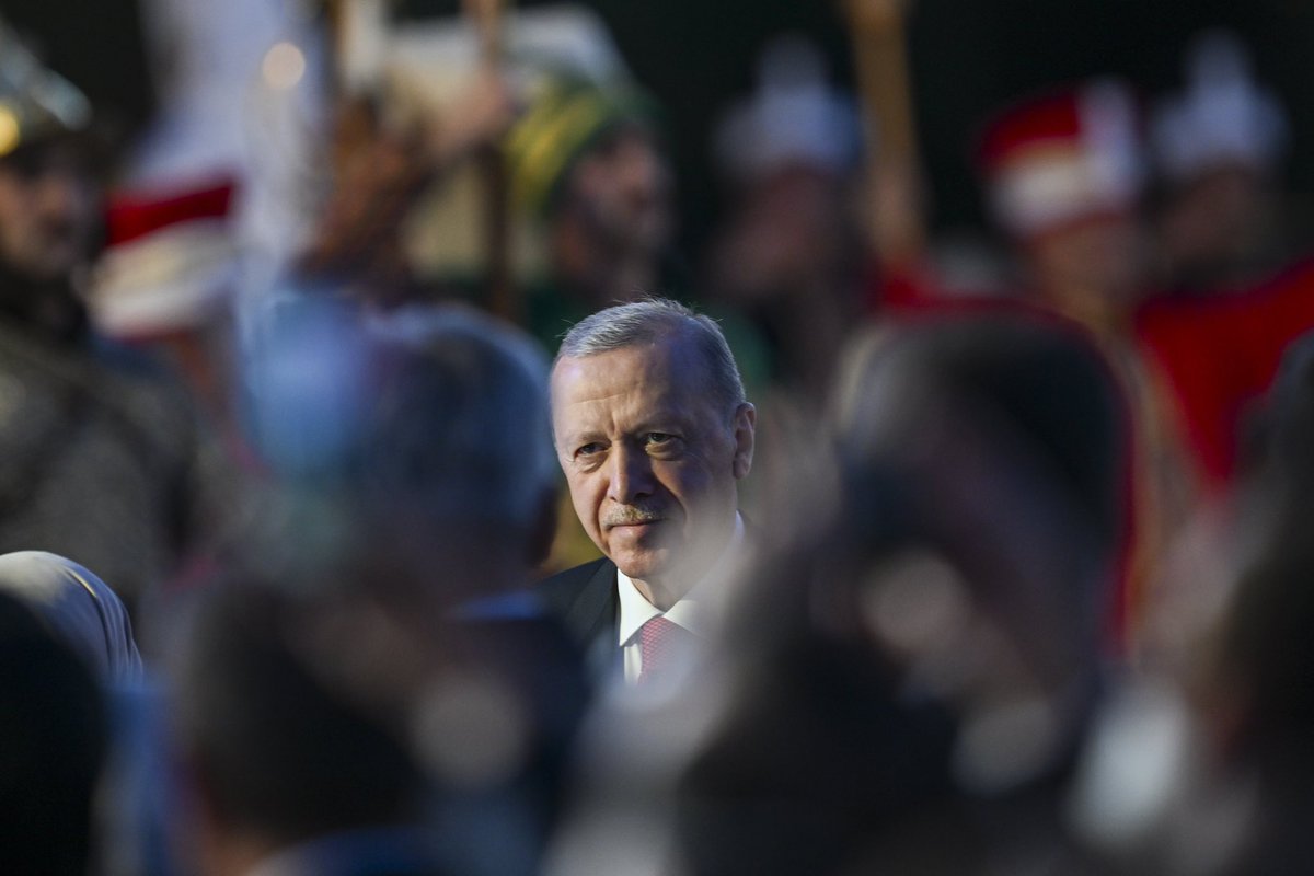 Halkın iradesiyle seçilmiş ve ülkemiz için gece gündüz demeden ömrünü feda etmiş onurlu bir liderdir Recep Tayyip Erdoğan!

Bugüne dek olduğu gibi ülkemizin ilke ve menfaatlerini gözeten, vatan, millet ve Türkiye sevdalısı #ErdoğanınYanındayız🇹🇷