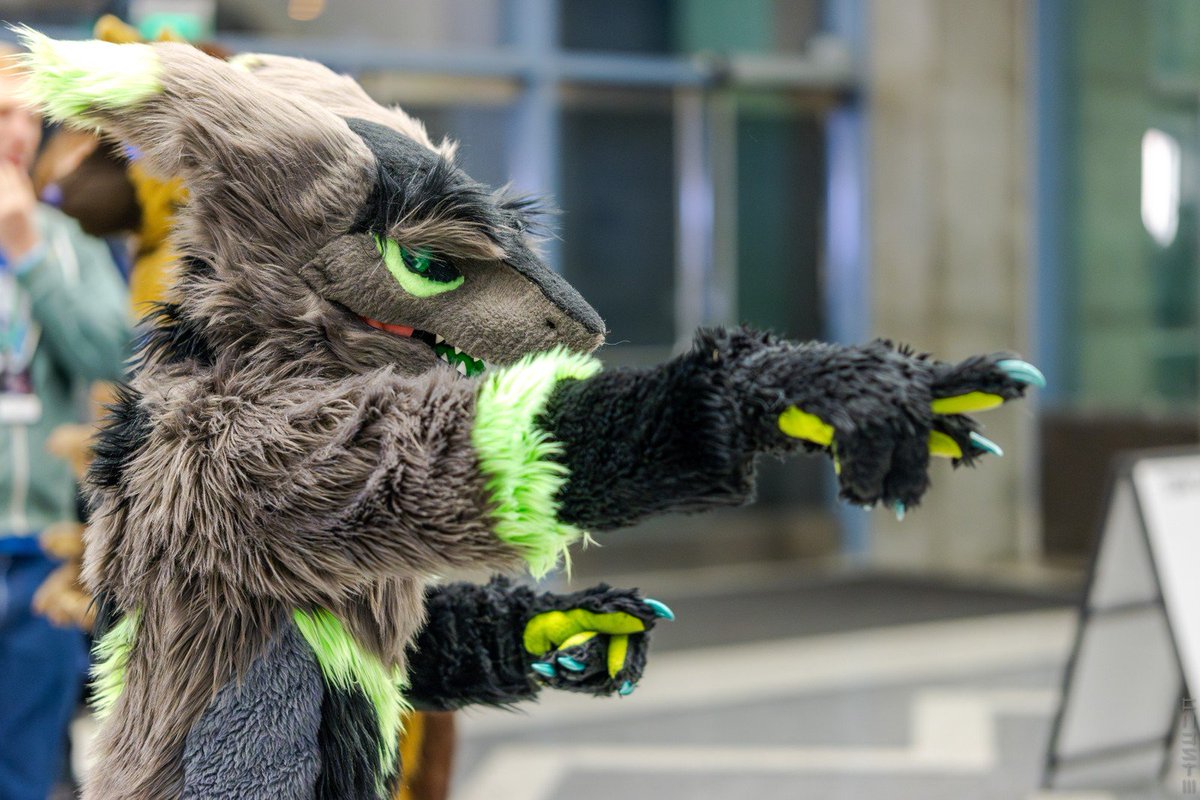 hellasergals's tweet photo. You, I need you to be a sergal, right now!
✂️: @CharcoalSergal
📷: @YuvonDov
#Sergal #FursuitFriday #FC2024 @furcon #FavPhoto https://t.co/fRO0mWtjuC