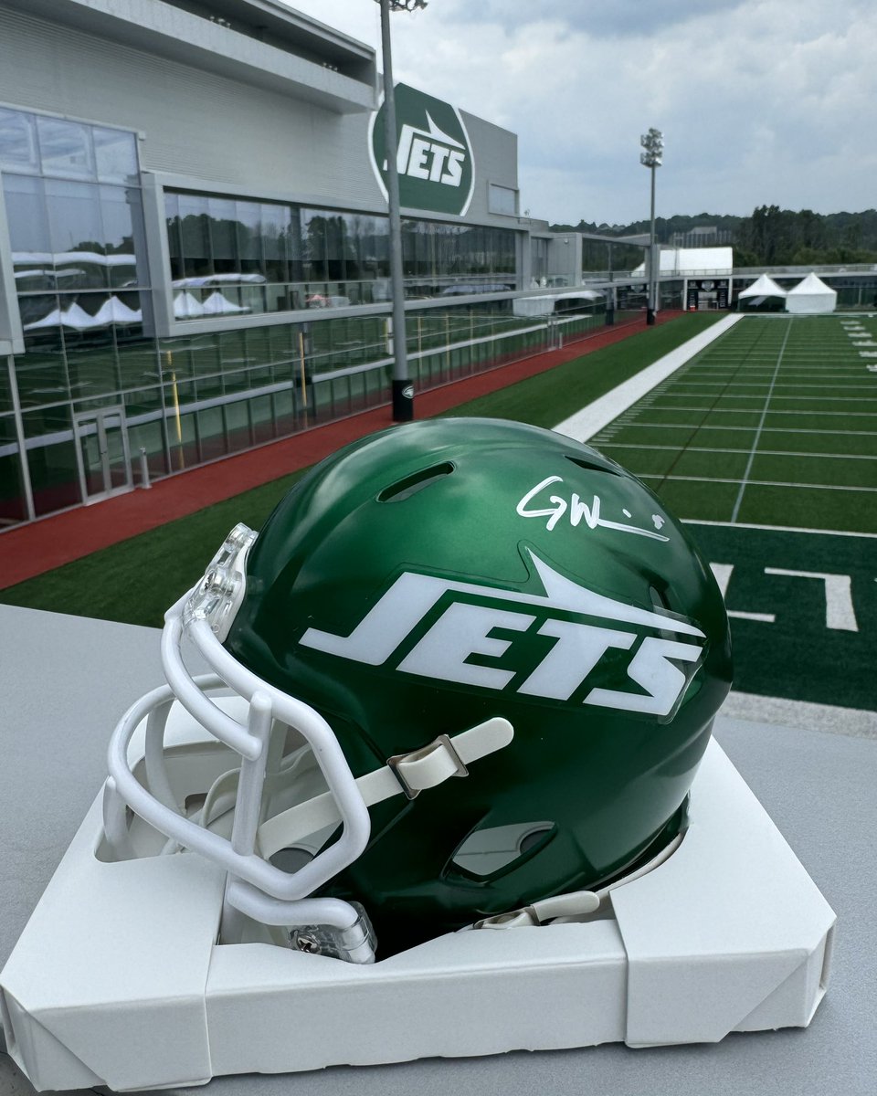 Who wants a signed <a href="/GarrettWilson_V/">Garrett Wilson</a> mini-helmet?

Follow and retweet for a chance to win.

Rules: nyj.social/3Wup6Jx #Sweepstake