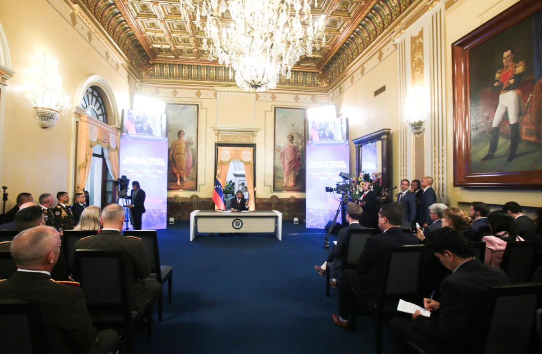 MPPIPNVEN's tweet image. #EsNoticia 🗞️ ||  Este viernes #2Ago, el Presidente Nicolás Maduro ofreció declaraciones a la prensa nacional e internacional desde el Palacio de Miraflores, luego de comparecer ante la Sala Electoral del Tribunal Supremo de Justicia (TSJ).

Durante su intervención, el Presidente…