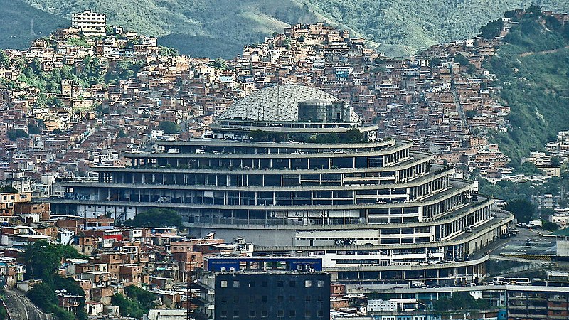 Eso es el Helicoide, en Caracas, posiblemente el mayor centro de tortura del mundo. Miles de jóvenes son desnudados y colgados del techo para ser interrogados sólo por estar en contra de la dictadura. Las mujeres se ven obligadas a ofrecerse sexualmente a los guardias chavistas.