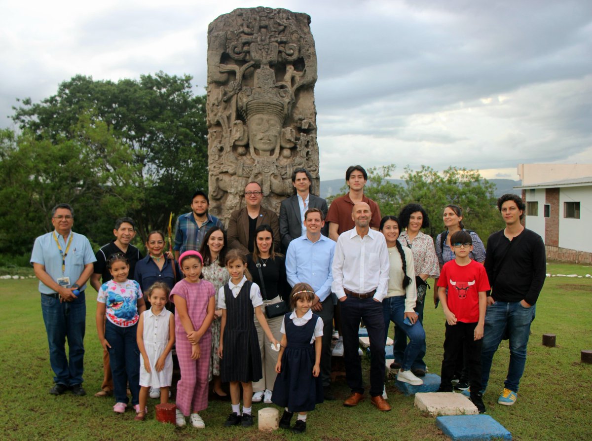 ADenHonduras's tweet photo. Tarde familiar visitando el Observatorio Astronómico de la Universidad Nacional Autónoma de Honduras.  Charla sobre Arqueoastronomía en la réplica de la Estela Maya de Uaxaclajuun Ub'aah K'awiil, también conocido como 18 Conejo, decimotercer gobernante de Copán. https://t.co/q6VFT1YMB4