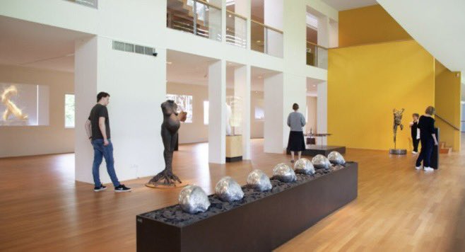 Er zijn echt super veel verschillende vormen van kunst deze cultuurzomer! Met de dodgedichters en hun poëzie, beeld in beweging van het Depot, het odensehuis met de expositie “gewoon bijzonder” maar ook een music night, en nog zoveel meer!
