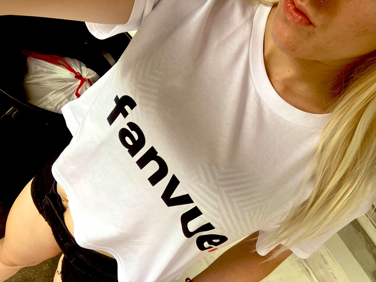 matis_brooke's tweet photo. @fanvue @PromoFanvue  thank you for my shirt ! thanks to all my followers and subscribers for supporting me!!! 

Here is the link to my Fanvue profile:  https://t.co/MI2ur9wcLD https://t.co/qXHsUwSUXq