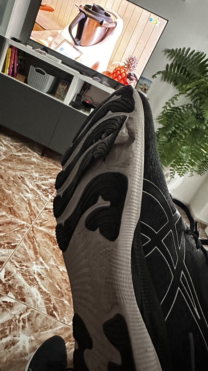 melosr8's tweet photo. @ASICSspain #nimbus24 en 7 meses 👎 mis anteriores #nimbus18 7 años 👍🏻. ¿Las calidades van a peor?🤔🤔🤔🤔 https://t.co/ZGqy0c4Jyx