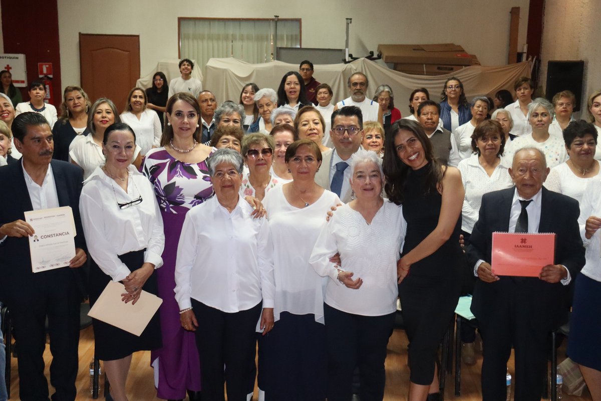 Bienestar_Hgo's tweet photo. La #SebisoHgo brinda apoyo a las personas mayores a través de cursos y talleres, que les ayudan a vivir una vejez plena.

El secretario de #Bienestar, Ricardo Gómez, encabezó la clausura del curso “Creando la mejor versión de mí”, que ofreció el @IAAMEH  a 68 personas mayores. https://t.co/E4pSjQV2q4