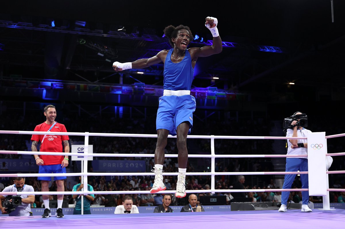 Histórico! 🇨🇻 O boxeador David Pina garantiu a primeira medalha da história de Cabo Verde em #JogosOlímpicos! 👏

Classificado para a semifinal do boxe na categoria -51kg, ele já garantiu pelo menos o 🥉 para o seu país. 🤩 

Saiba mais: oly.ch/46vdvyq
#Paris2024 #Boxing
