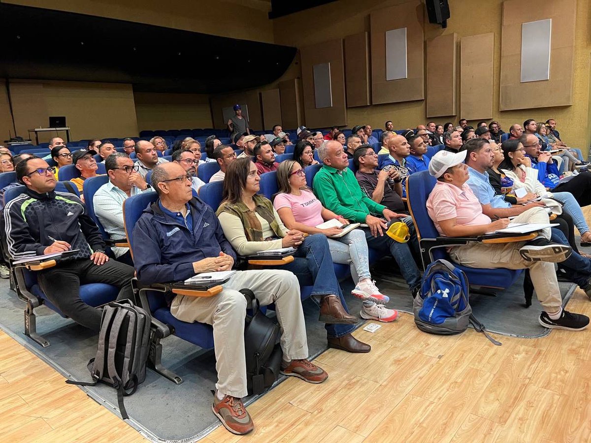 #2Ago Estuve en reunión con el gabinete de gobierno regional y nacional del estado Lara, unidos y fortalecidos para seguir trabajando en el bienestar social desde cada área. 

Todos y todas brindamos respaldo absoluto al presidente <a href="/nicolasmaduro/">Nicolás Maduro</a>