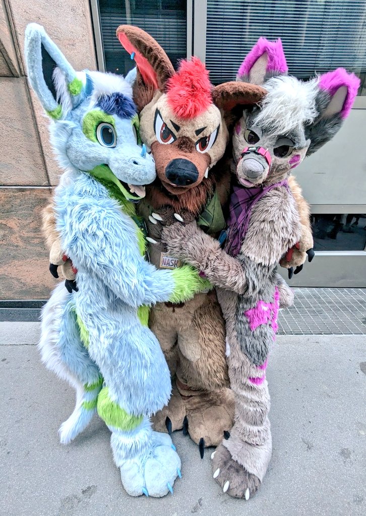 Found a big scary yeen 😳(was actually quite cuddly)

#FursuitFriday #fursuit 

📸 @GinTheDragon