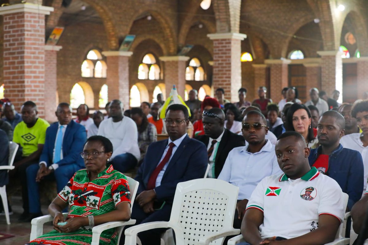 S E le 1er Ministre Lt-Gén Pol #Ndirakobuca_Gervais a pris part à la messe commémorative du 9ème anniversaire de l'assassinat du Lt-Gén Adolphe Nshimirimana à la paroisse Guido Maria Conforti de Kamenge @BujumburaMairie.