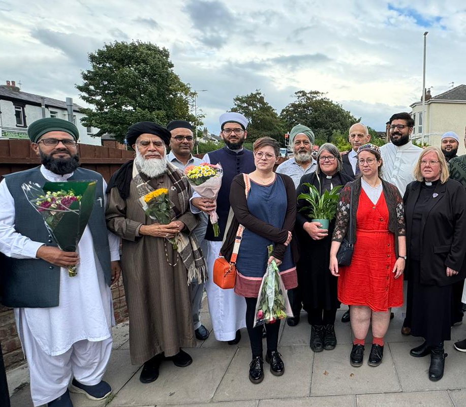 Imams from <a href="/MINAB_UK/">MINAB - info@minab.org.uk 💙</a> &amp; <a href="/BMScholars/">BritMuslimScholars</a> together with other #faith leaders came together in #Southport, to show solidarity to the #Mosque that was attacked by the extreme #FarRight and to lay flowers in memory of the young girls killed by an extremist. #StrongerTogether #MoreInCommon
