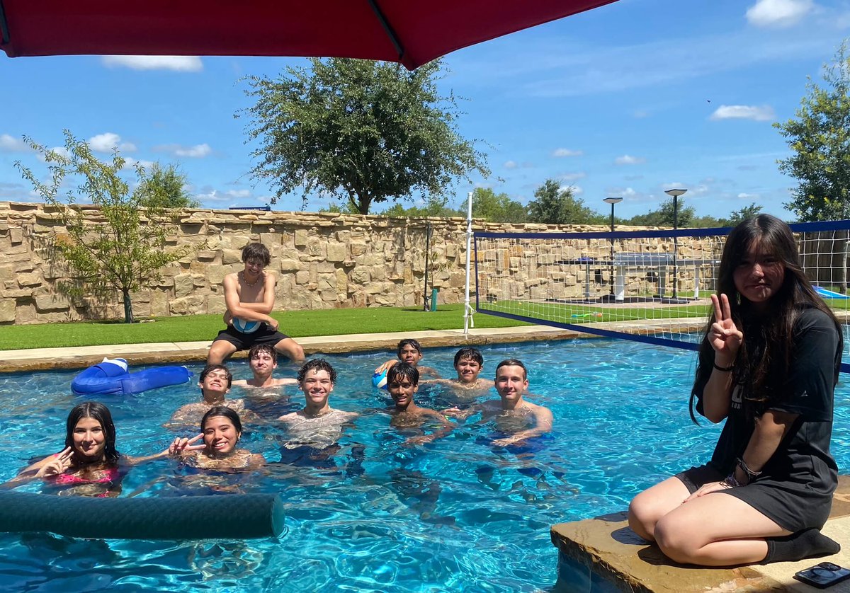 HarlanTennis's tweet image. First week of tennis and team bonding time! @HawksPrideSA @NISDHarlan