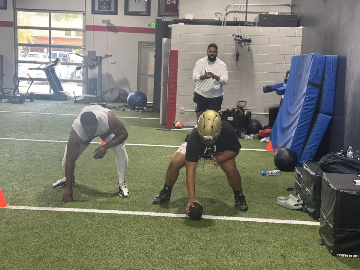 jj_torres77's tweet image. What a week!! Thanks @LoganTillman and @tyranjhunt for teaching me tons of new things and getting me ready for this year. Excited to come back soon. #something2prove @roxiochto @neosutter @McD_Football_ @CoachWeachter @CoachJMinnich @bweachter51