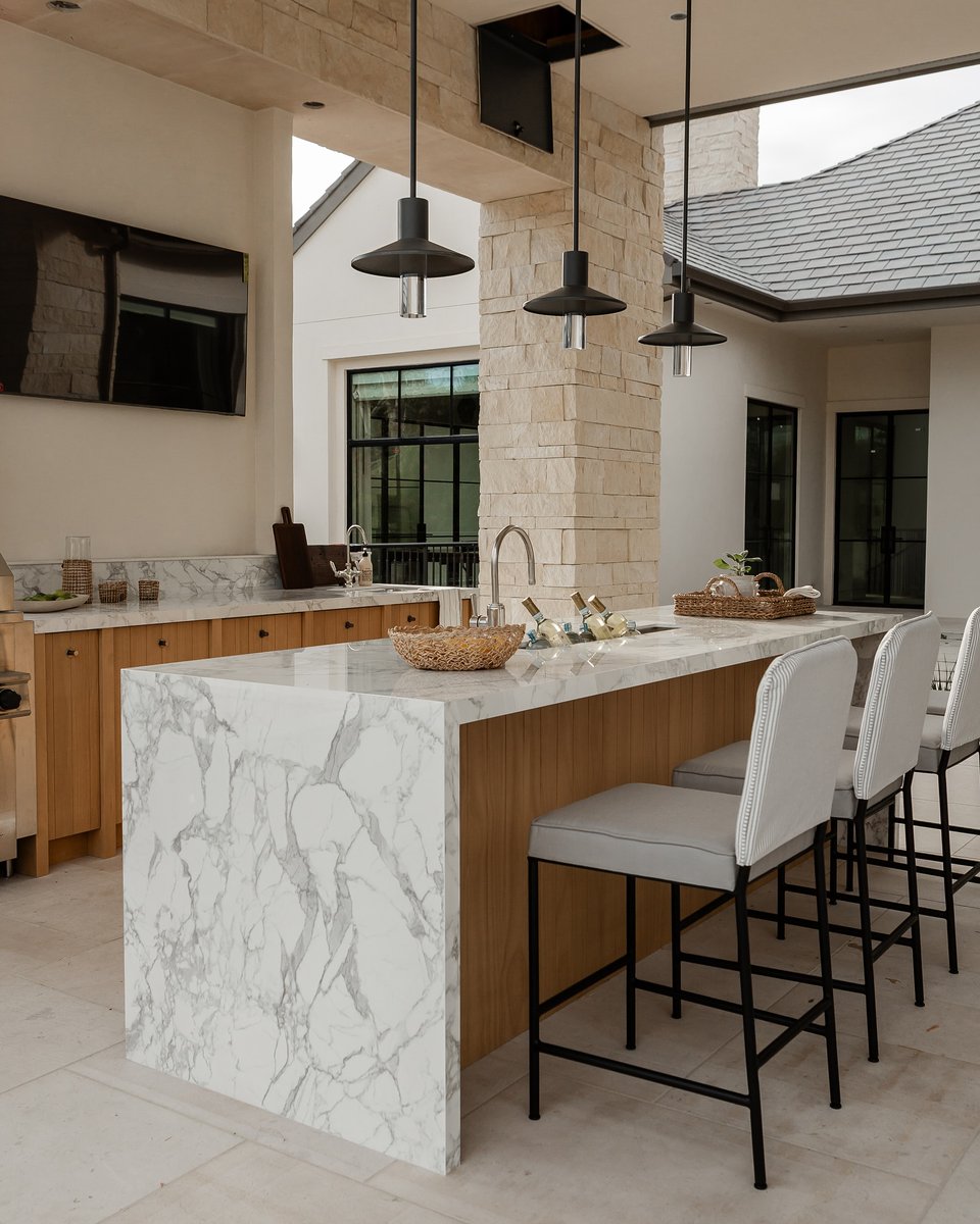 A summer Friday calls for the perfect outdoor dining setup!  Featuring an outdoor kitchen with Arabescato Polished Laminam countertops and a built-in icebox, this space is designed to withstand any weather while entertaining your guests in style.⁠
⁠
Design: <a href="/lindyegalloway/">Lindye Galloway</a>⁠