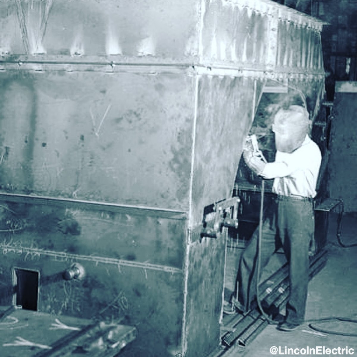 LincolnElectric's tweet image. Flashback Friday® - Welding the furnace breaching for the hot air duct of a large industrial dryer (12 ft. x 18 ft.) at the Chicago Metal Manufacturing Co. in August 1940. #FlashbackFriday #WeldRed #WeldRedNation
