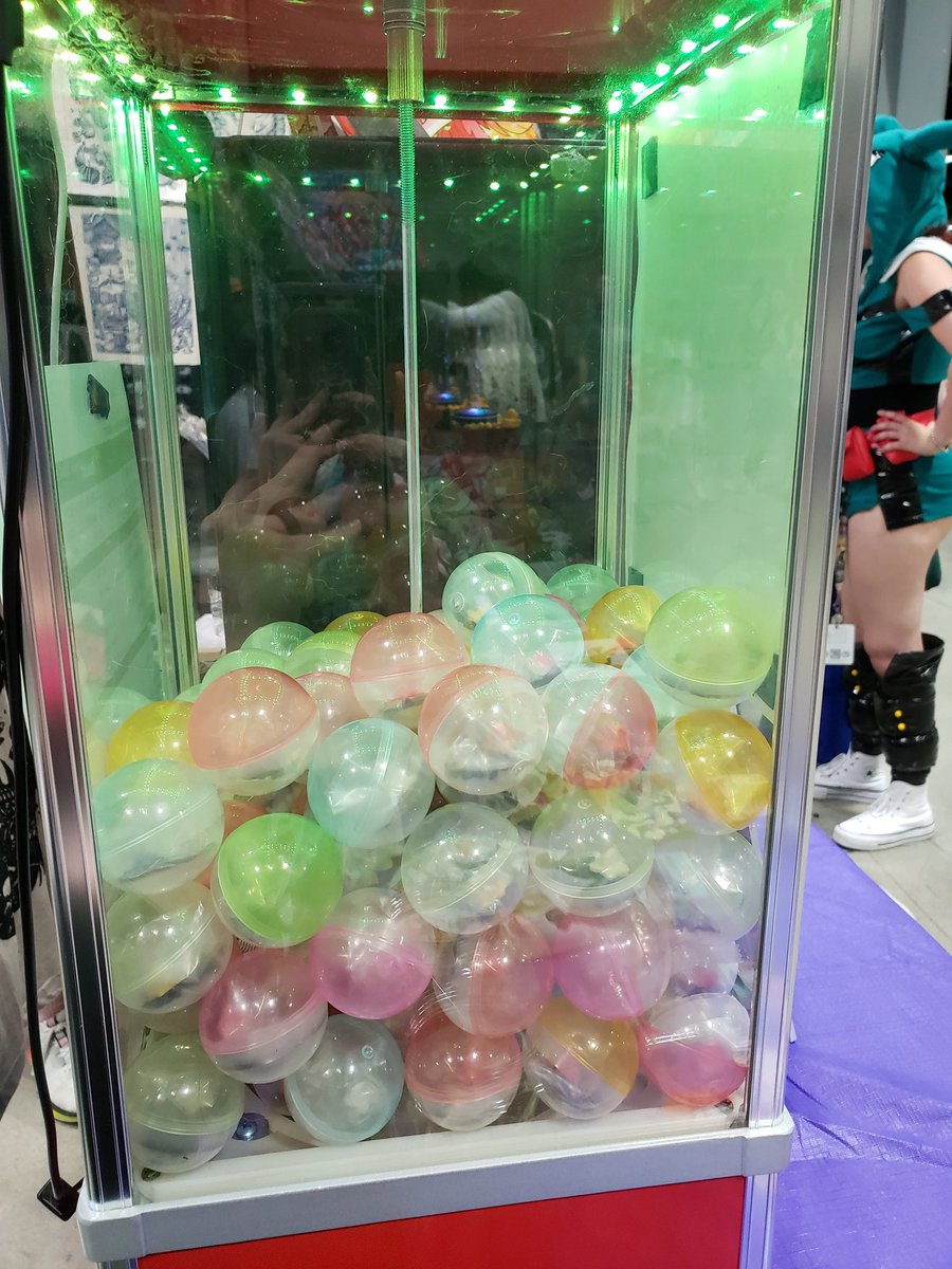 IDPollution's tweet photo. All set up at Otakon! Come find me in the back corner by the bathrooms 😂
Konpeito lucifer gashapon is down to a bit under half-ish!

Lucifer is beating Alastor by $1 and a duck in HGD tip wars 💥 https://t.co/1W66ZROXzg