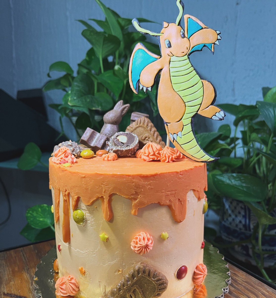 YukiUsagiBakery's tweet photo. El pastel de hoy✨
Es un dripcake de 10 personas hecho con pan de chocolate y relleno de fresas frescas con crema batida 😋💕
#pokemoncake #pokemon https://t.co/cN65zrc3yB