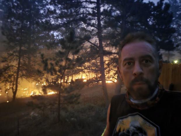 Briancbs4's tweet photo. With flames at his doorstep, this #ColoradoFires Colorado man is digging in, refusing to leave and battling by hand to save his home and help out his neighbors...
#alexandermtnfire
https://t.co/JQ7rD930Wk https://t.co/cMs2I8N2Y2