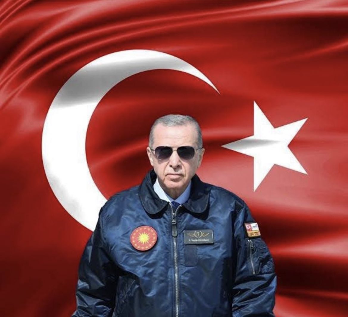 ozkulismail's tweet photo. Arkasındaki şanlı bayrak için canını verecek,ardında yürüyen milyonlar var. #ErdoğanınYanındayız https://t.co/x40jpiA5gZ